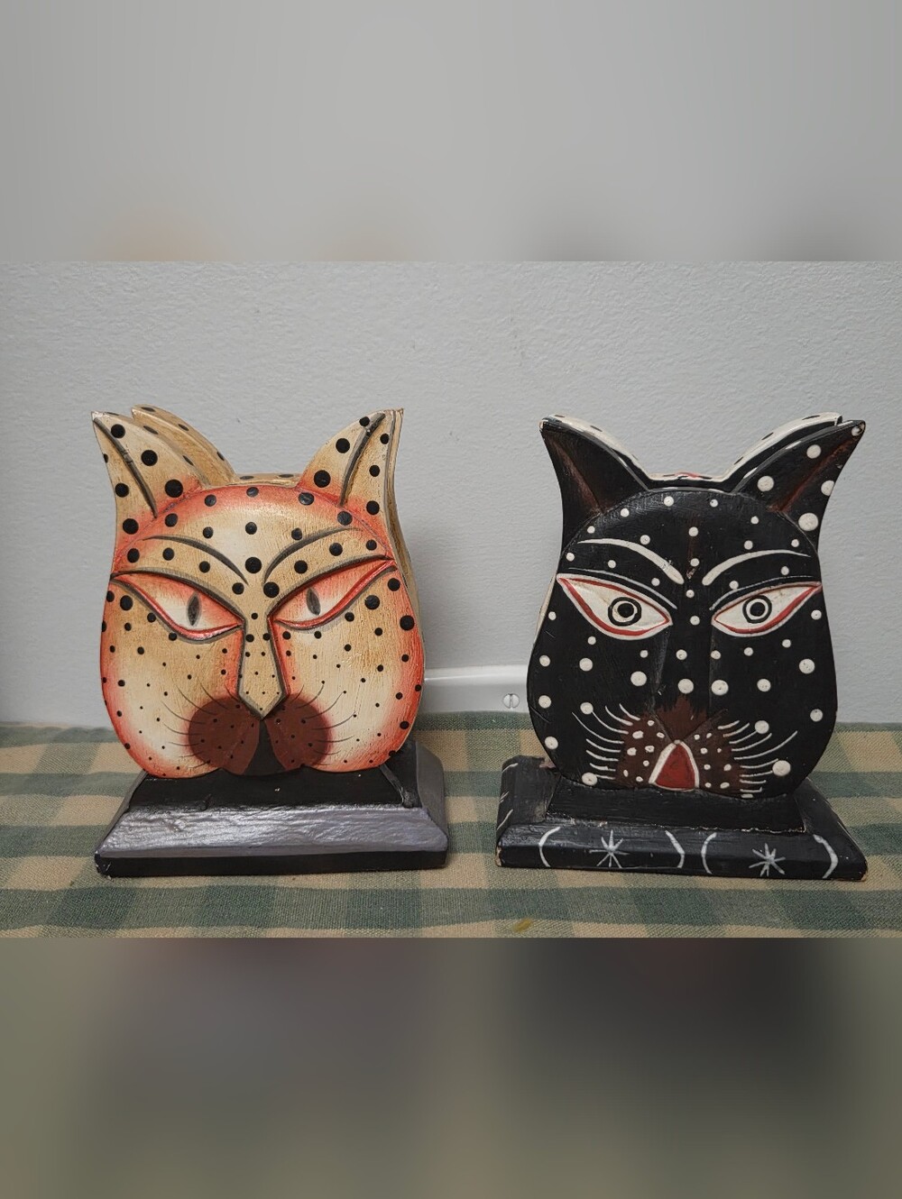Hand-Painted Cat Wood Art Sculpture - Red and Cream Napkin Holder - Picture 3 of 3